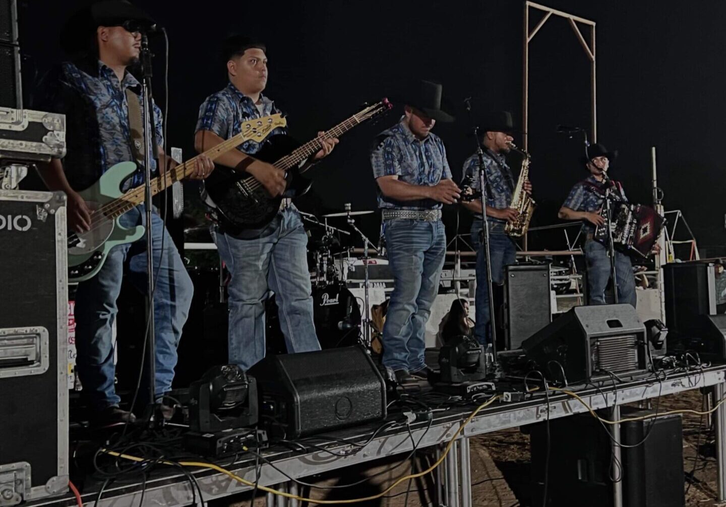 Musicians in blue and blue dresses playing guitars